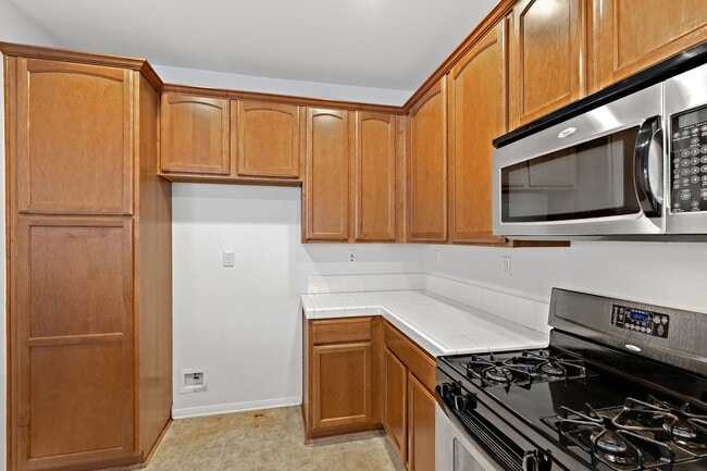 Building Photo - 2 bedroom Condo with an attached garage an...