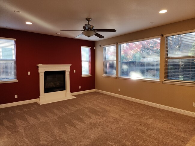 Building Photo - 1385 Oak Valley Dr