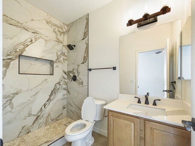 Building Photo - Carefree Hwy/27th Dr Gorgeous 6 Bedrooms/4 Bath 3695 Sq Ft Home