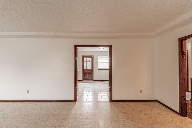 Building Photo - 4 Bed 2 Bath in SW Oklahoma City