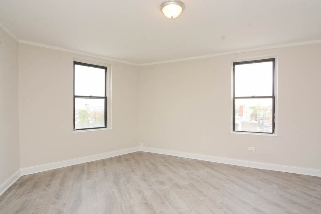 Building Photo - 3335 W Diversey Ave