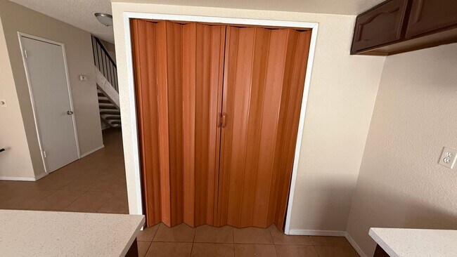 Building Photo - 2 BEDROOMS 1.5 BATHROOMS  TOWNHOUSE AVAILABLE FOR RENT !!!