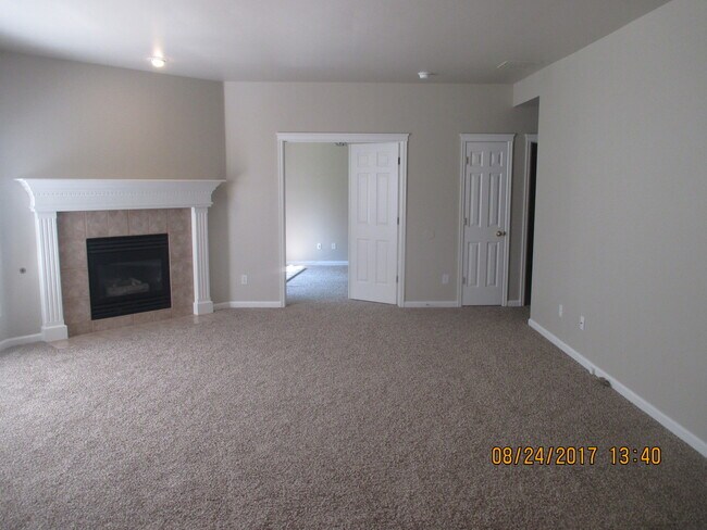 Building Photo - 4 Bedroom Home in Hobble Creek!