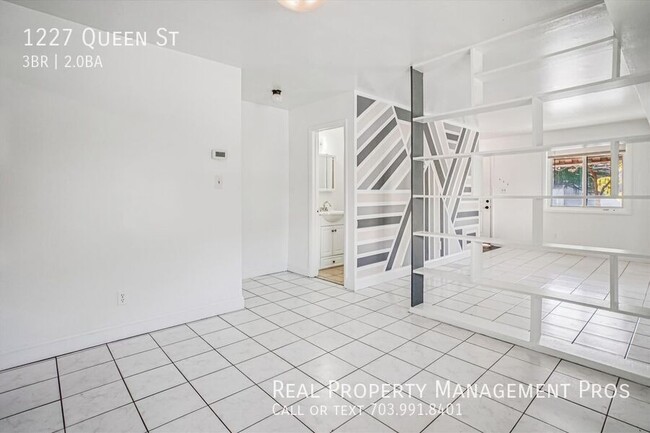 Building Photo - 1227 Queen St