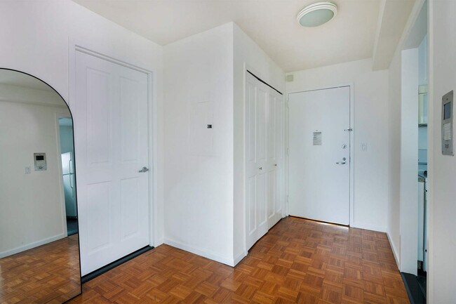 Building Photo - 350 W 43rd St