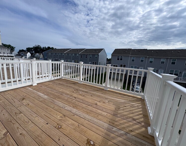 Spacious deck - 91 Anthem St