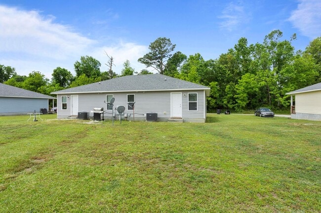 Building Photo - Minutes to Back Gate of Camp Lejeune!