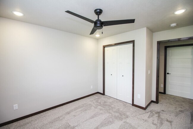 Building Photo - Newer 3 bed 2 bath in Tea  Special rate $1775 with a 13 month lease