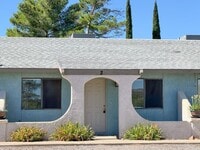 Building Photo - FOUR-PLEX SINGLE LEVEL APARTMENT - CLARKDALE