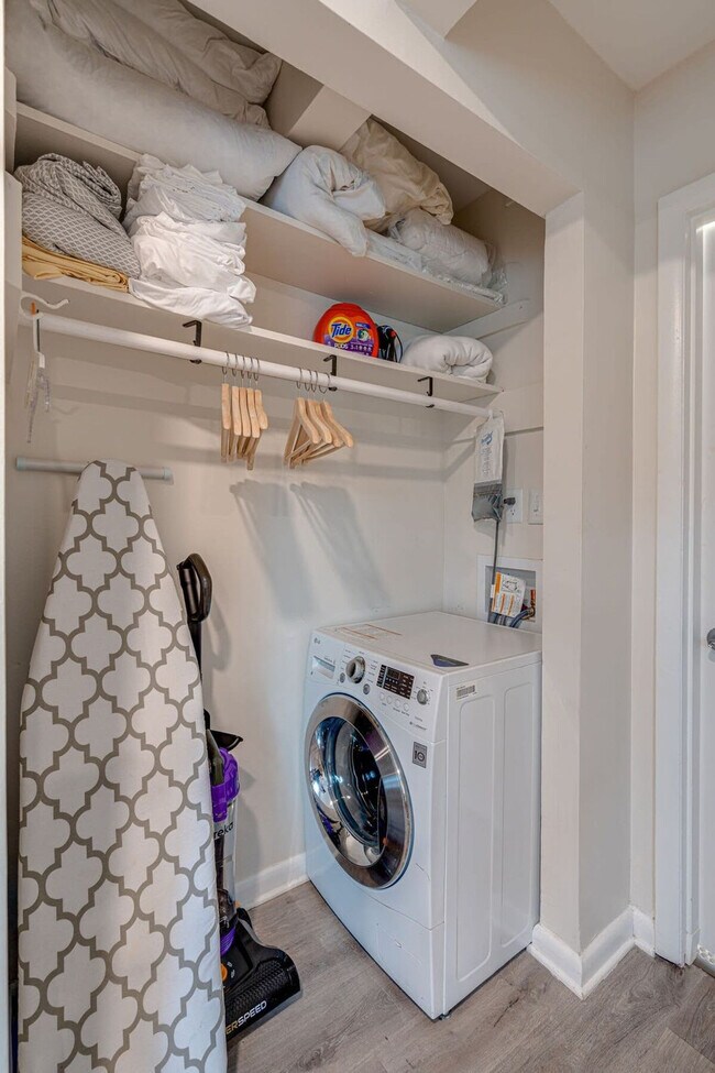 Building Photo - 801 Hillview Heights