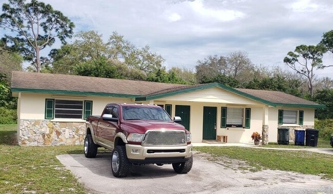 Building Photo - 802 N Lake Dr