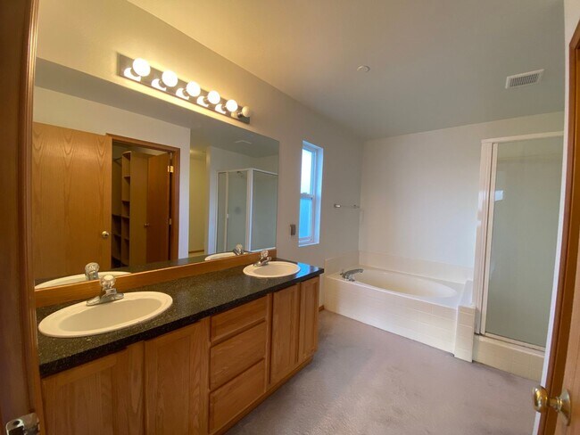 Building Photo - Large Dupont Home ~ Northwest Landing Comm...