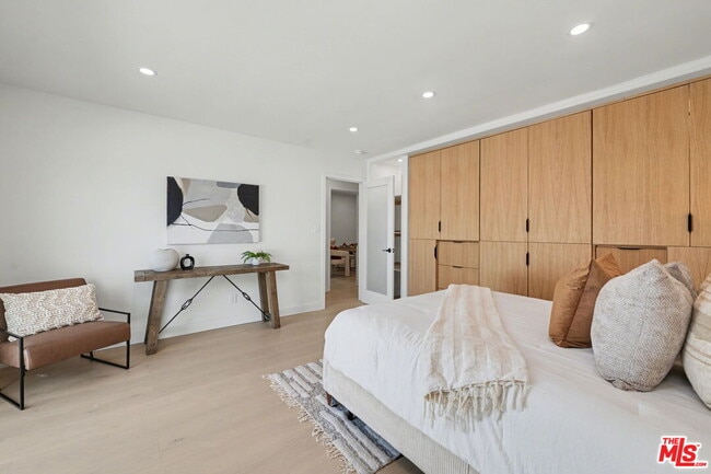 Building Photo - 2831 Overland Ave