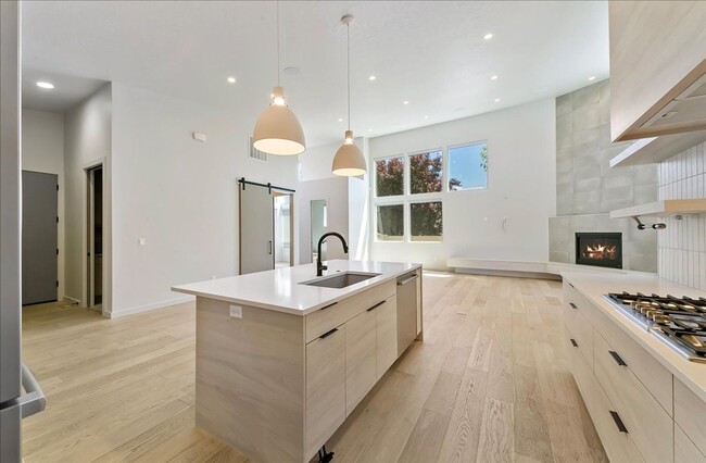 Building Photo - Modern Luxury Meets Everyday Comfort in Me...