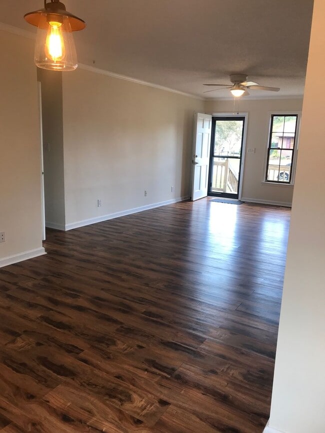 Building Photo - 112 Sycamore St