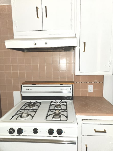 Building Photo - 1850 N La Brea Ave