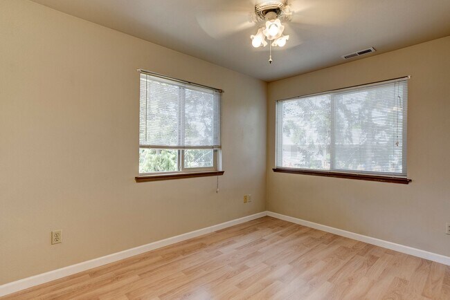 Building Photo - 3 Bedroom and 2.5 Bath End Unit Townhouse