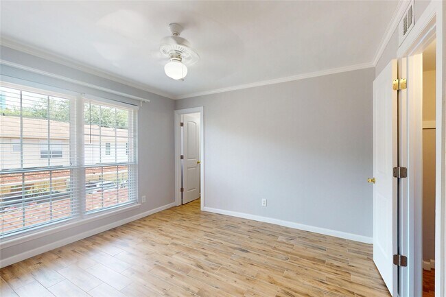 Building Photo - 10615 Briar Forest Dr