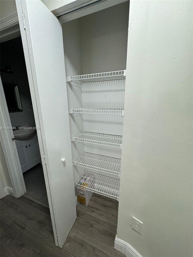 Building Photo - 6235 SW Kendale Lakes Cir