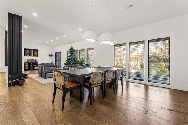 Building Photo - 915 Lost Forest Dr NW