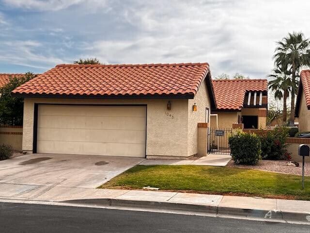 Building Photo - 1043 S Rose