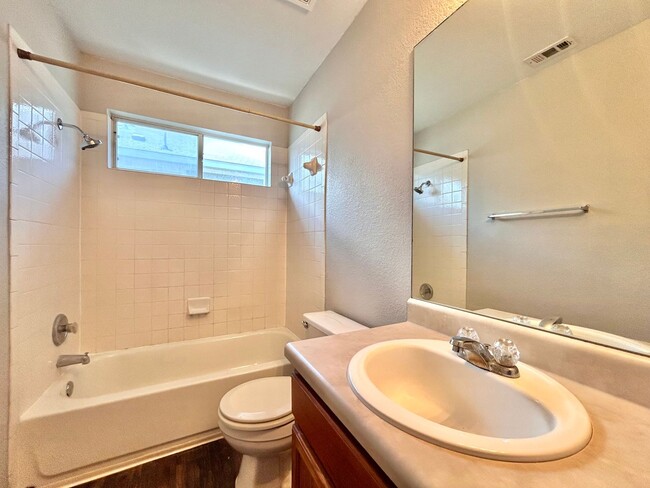 Building Photo - Charming 3BR/2BA Two-Level Home with Cover...