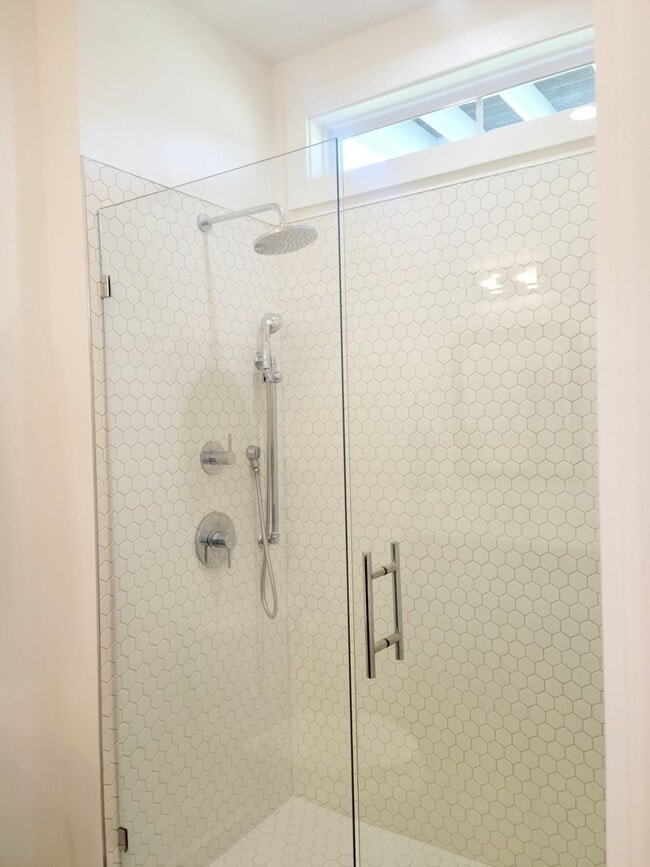 Building Photo - Modern 3-Bedroom Townhome with Pool Access Near Downtown Cookeville