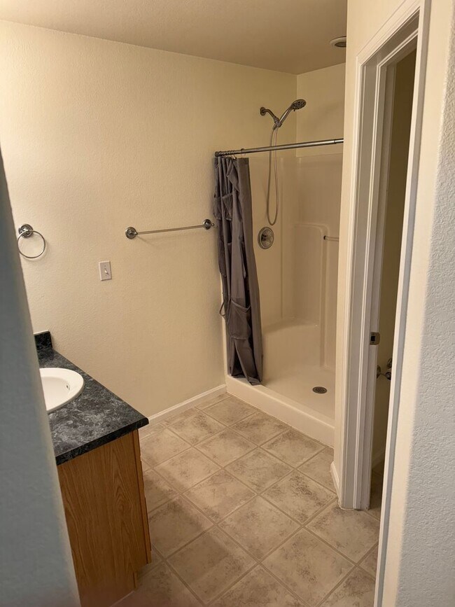 Building Photo - Large Open Plan 2 Bedroom 2 Bathroom Home