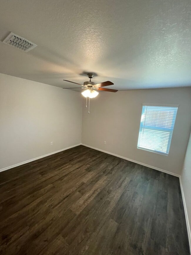 Building Photo - *Pre-Leasing** Four Bedroom | Two Bath Home in Legend Pond