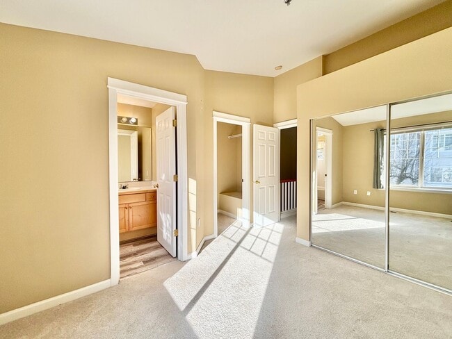 Building Photo - Beautiful 2bed townhome for rent in Bellevue