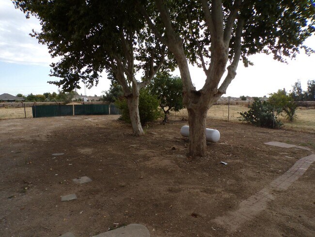 Building Photo - 6939 E Kings Canyon Rd