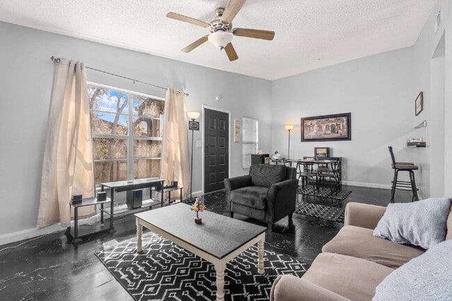 Building Photo - Chic & Cozy 2-Bed, 2-Bath Condo Retreat in Heart of Tampa