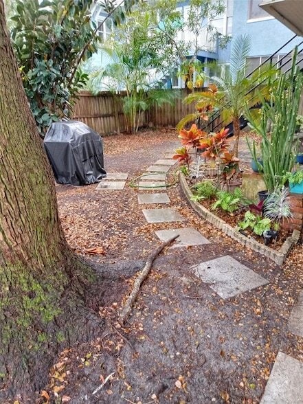 Building Photo - 107 W 6th St