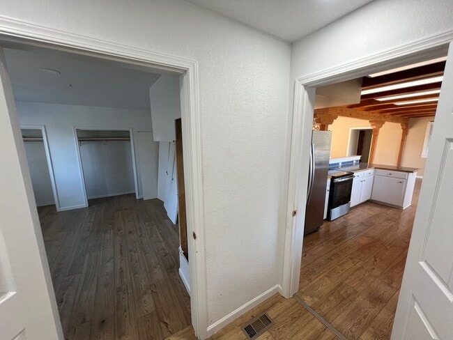 Building Photo - Beautiful Unique 4 Bedroom home with a loft & 3 full bathrooms! Move In Special $500 off first mo...