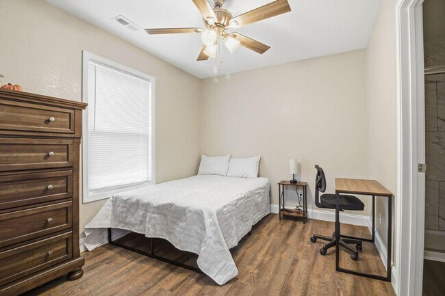 Building Photo - 810 Carson St