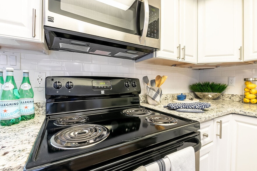 Building Photo - The Lake House at Martins Landing