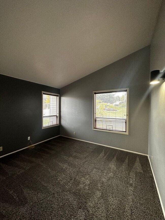 Building Photo - MOVE IN SPECIAL-- DECEMBER RENT FREE--Wonderful Single-Family Home in The Highland Area