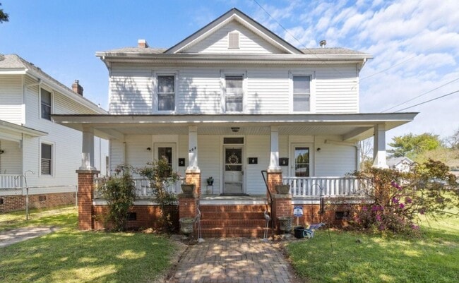 Building Photo - 703 1st St