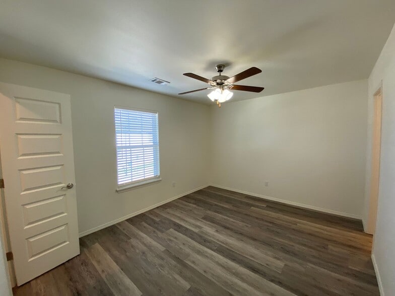 Building Photo - 916 S Amarillo Ave