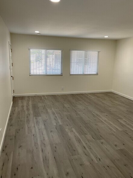 Building Photo - 4940 Lennox Blvd