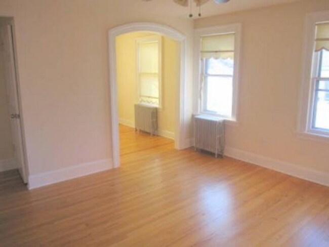 Building Photo - Spacious & Stylish 2BR Apartment - Prime W...