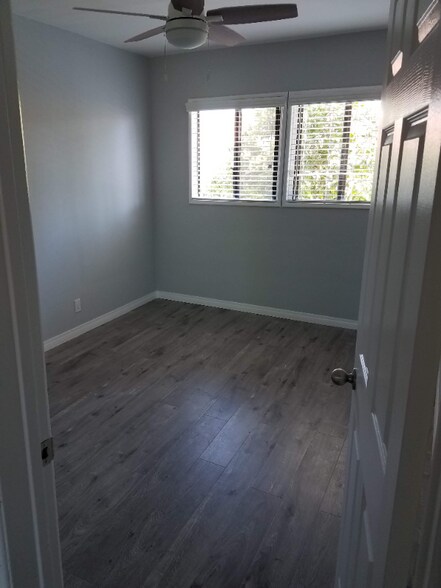 Building Photo - 1068 W 12th St