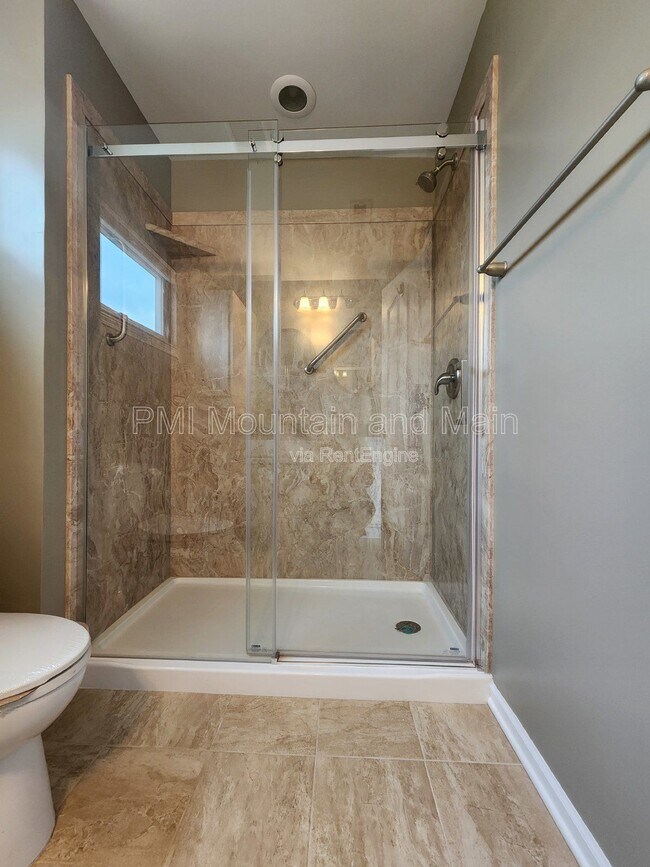 Building Photo - 19 Barnett Shoals Dr