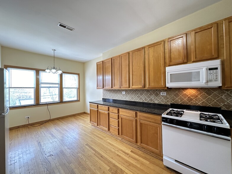 Building Photo - 2136 W Chicago Ave