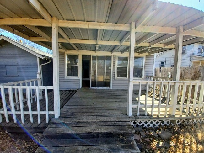 Building Photo - Cute 2 bedroom, 1 bathroom home on Southeast side