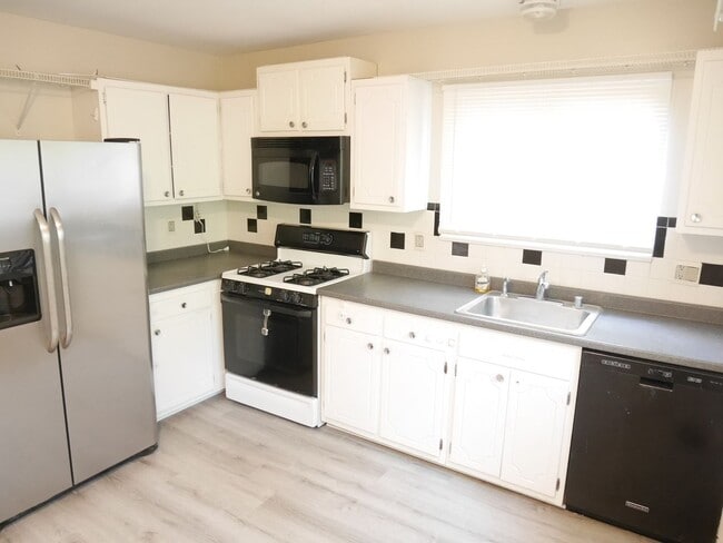 Building Photo - Columbia Contemporary Charmer in a Prime L...