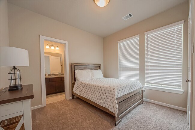 Building Photo - 228 N Spotted Fern Dr