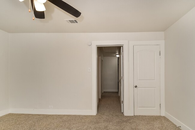 Building Photo - "Charming 2-Bedroom, 2-Bath Duplex in Prime Sherman Location – Your Perfect Home Awaits at 814 W....