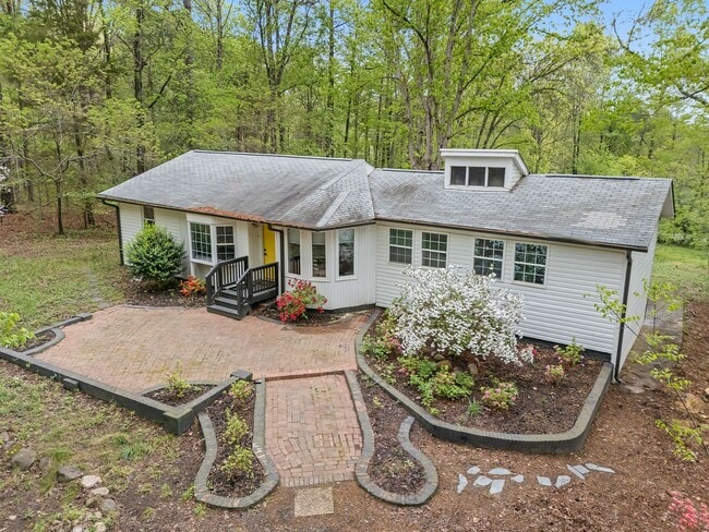 Building Photo - Nature Lovers 3 Bed 2 Bath Chapel Hill Ranch Available early August