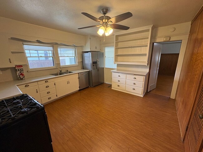 Building Photo - Classic vintage home walking distance to downtown Visalia!